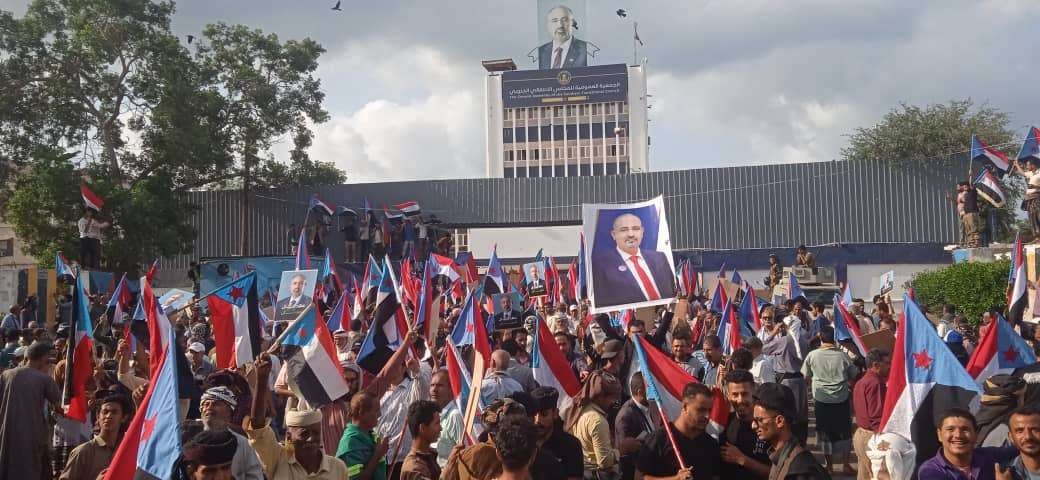 أبناء الجنوب ينفذون مسيرة جماهيرية ووقفة احتجاجية دفاعًا عن مؤسسات الجنوب السياسية(بيان الوقفة الاحتجاجية)