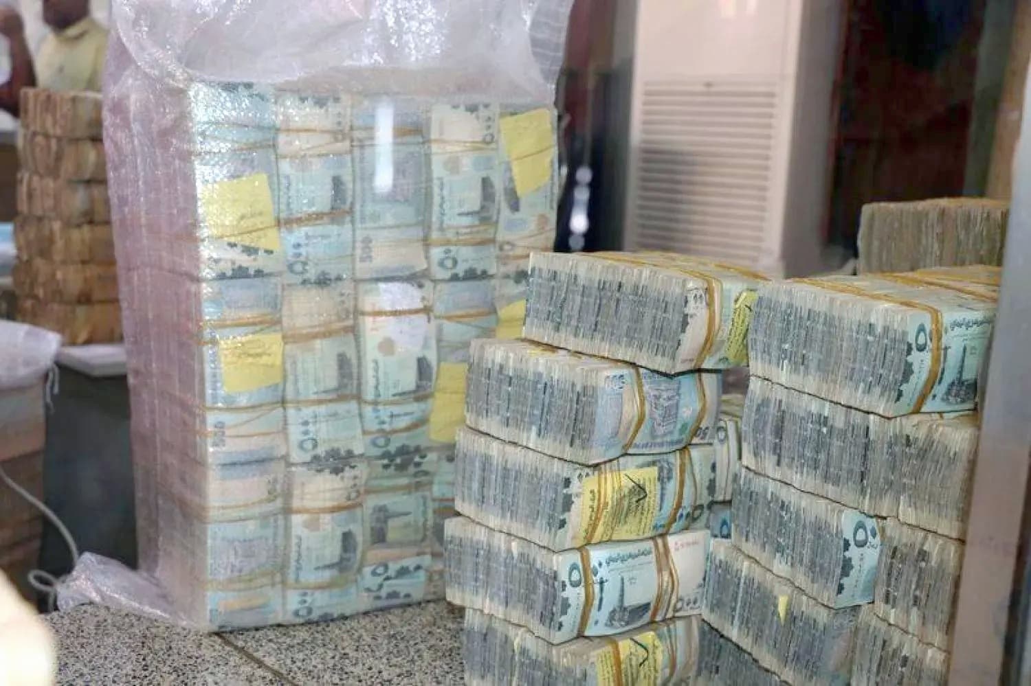 الريال اليمني يستعيد ثلث قيمته وسط سعي حكومي لضبط الأسعار