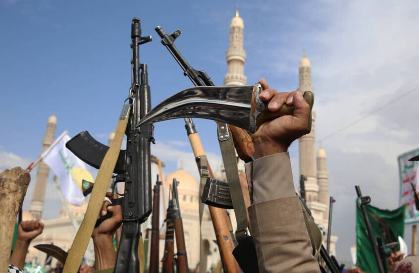 إسرائيل : الحوثيون مستعدون للانضمام إلى المعركة.. قد يضربون أهدافا أجنبية في منطقة الخليج