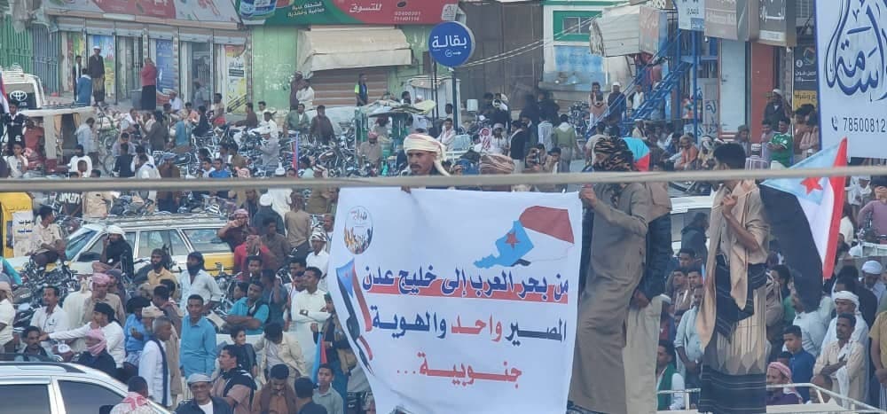 الآلاف من أبناء وادي حضرموت يحتشدون في مسيرة “الثبات والصمود”  بسيئون