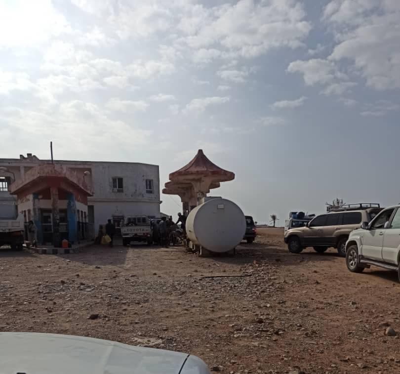 بسعر 25 ألف ريال للدبة.. استمرار بيع البنزين في محطات سقطرى بسلاسة تامة 