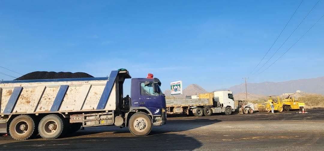 الفرق الفنية بمدينة لودر تنفذ مشروع سفلتة الشوارع لتسهيل الحركة