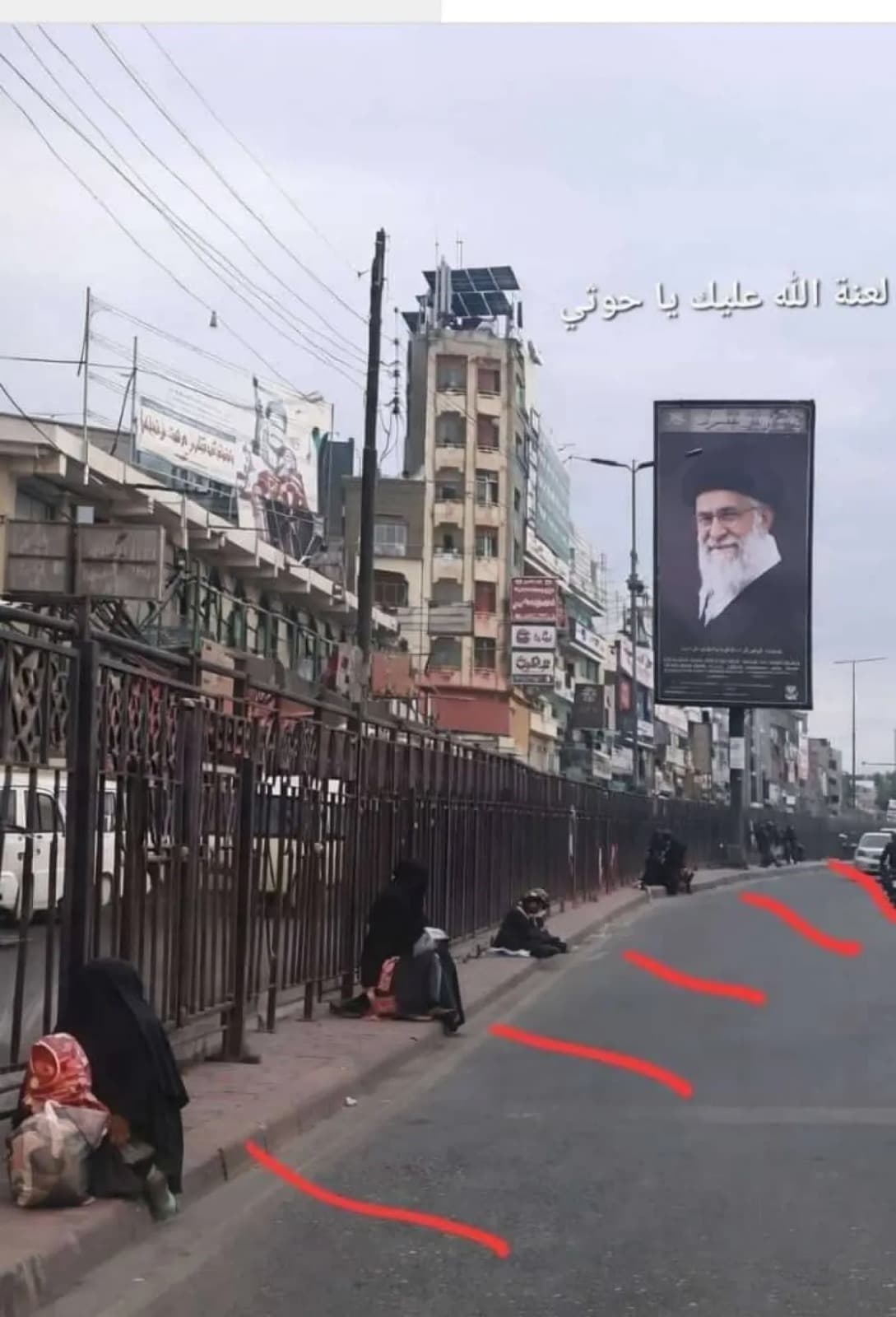 إنفاق حـ,ـوثي ضخم على صور خامنئي وسط تفاقم الفقر في صنعاء