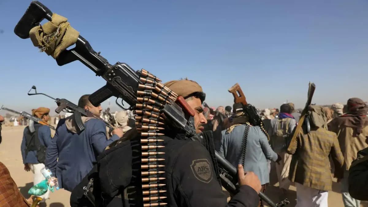 تمهيدًا لانخراطها في الحرب .. مليشـ.ـيا الحـ.ـوثي تنشر مجسمات عسكرية وهمية في الحديدة