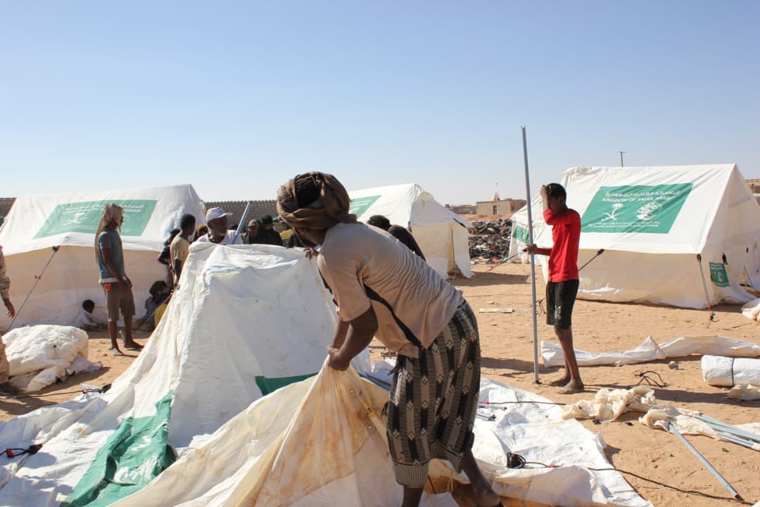 بدعم مركز الملك سلمان.. الفرقة أولى طوارئ تدشن توزيع خيام إيوائية وسلال غذائية لإغاثة متضرري حريق مخيمات العبر