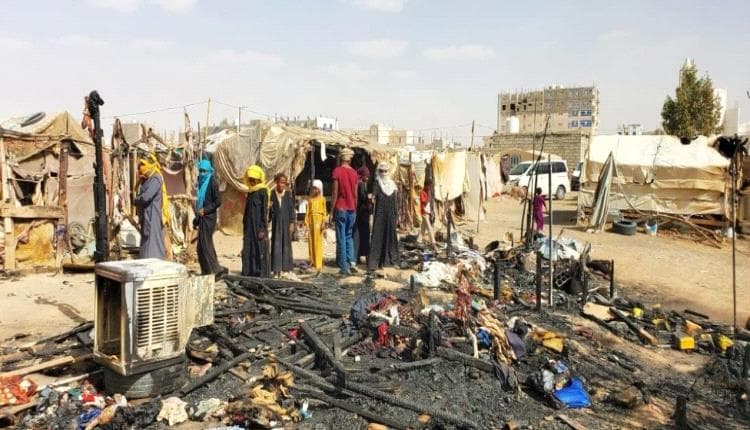 مأرب: حريق يلتهم 13 مأوى للنازحين بمخيم "السلام" دون خسائر بشرية