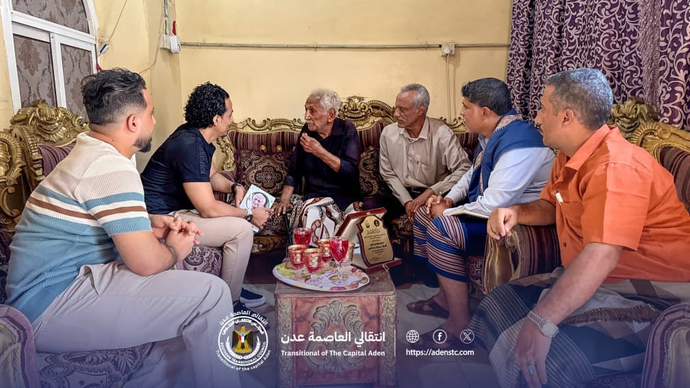 السقاف يزور الشاعر المخضرم عبدالله عبدالكريم للاطمئنان على صحته