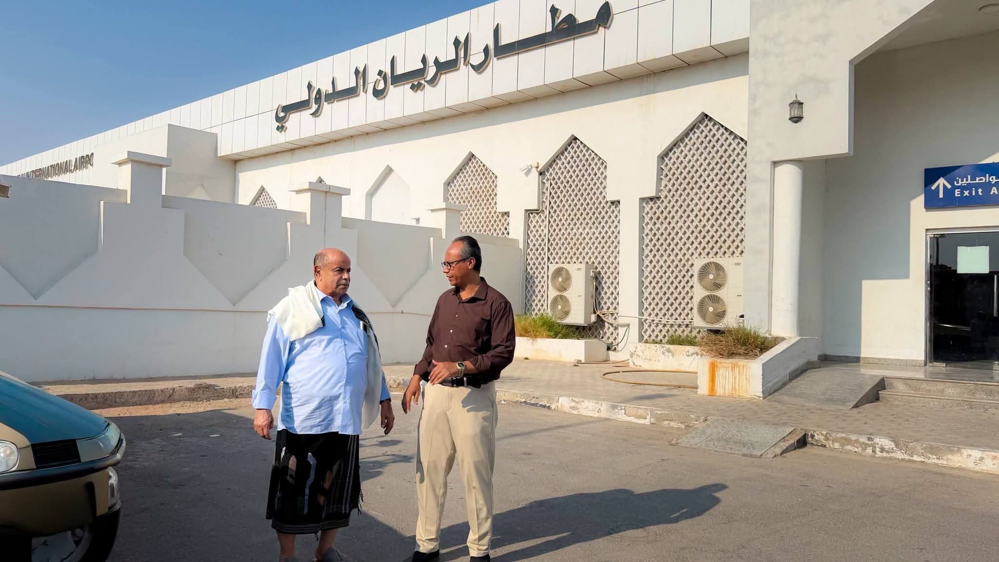 محافظ حضرموت يتفقد موقع الاستهداف في مطار الريان الدولي ويدين الاعتداء على الأعيان المدنية 