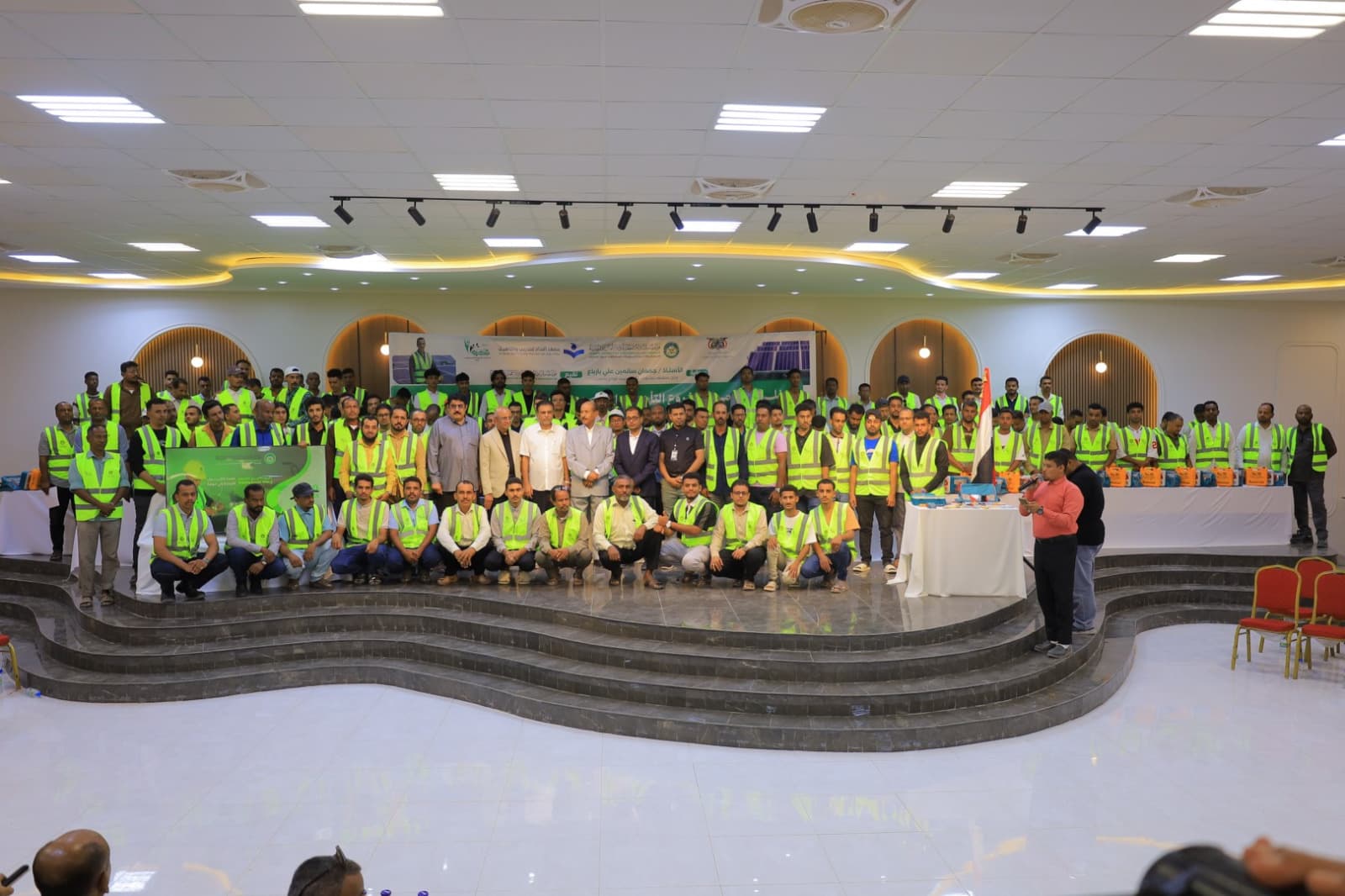 تحديات ونجاح: البادية تخرج 140 شابًا في مجال الطاقة الشمسية