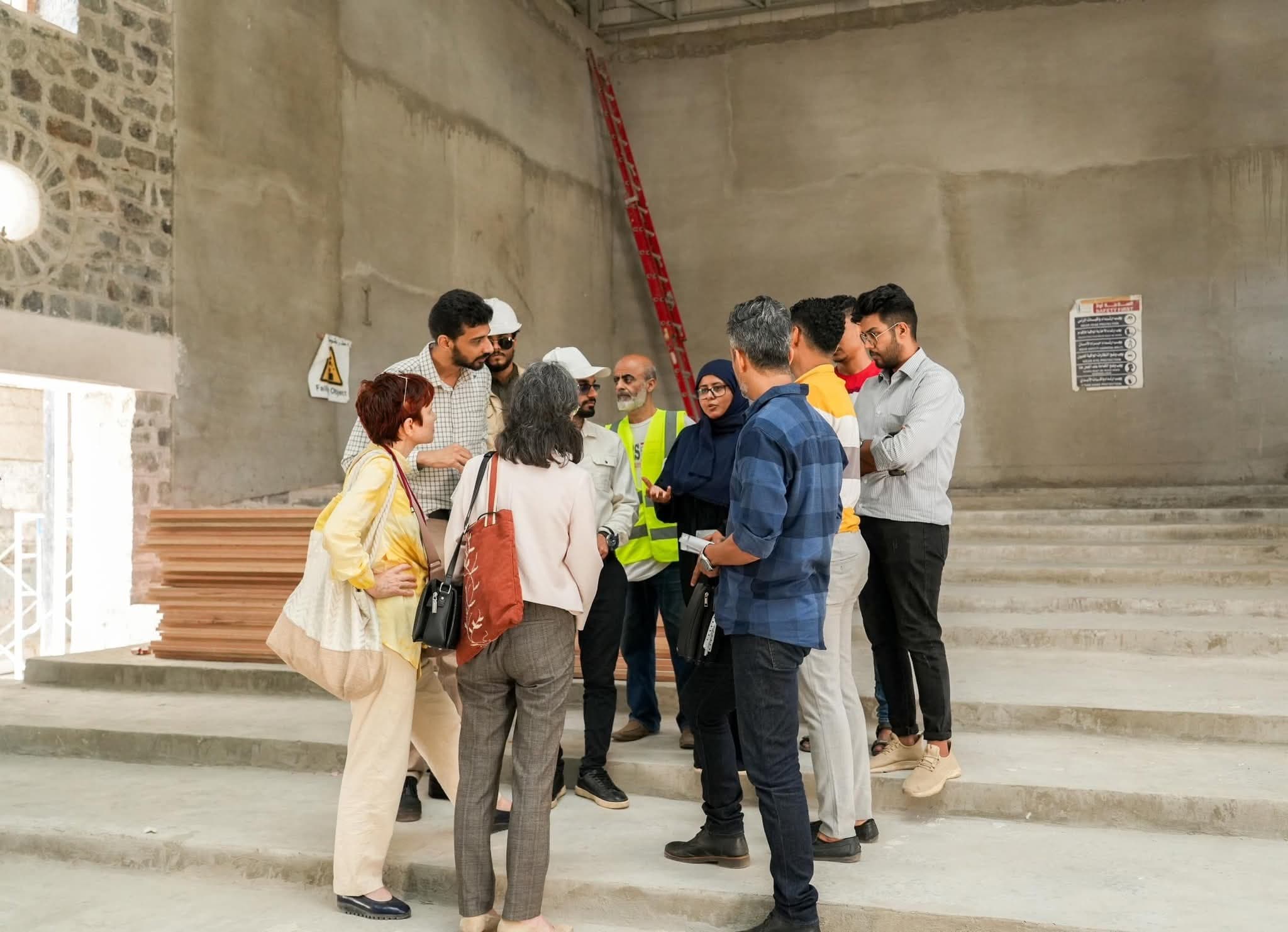 مدير عام صيرة ووفد فرنسي يزورون مشروع ترميم سينما برافين “أروى” بعدن