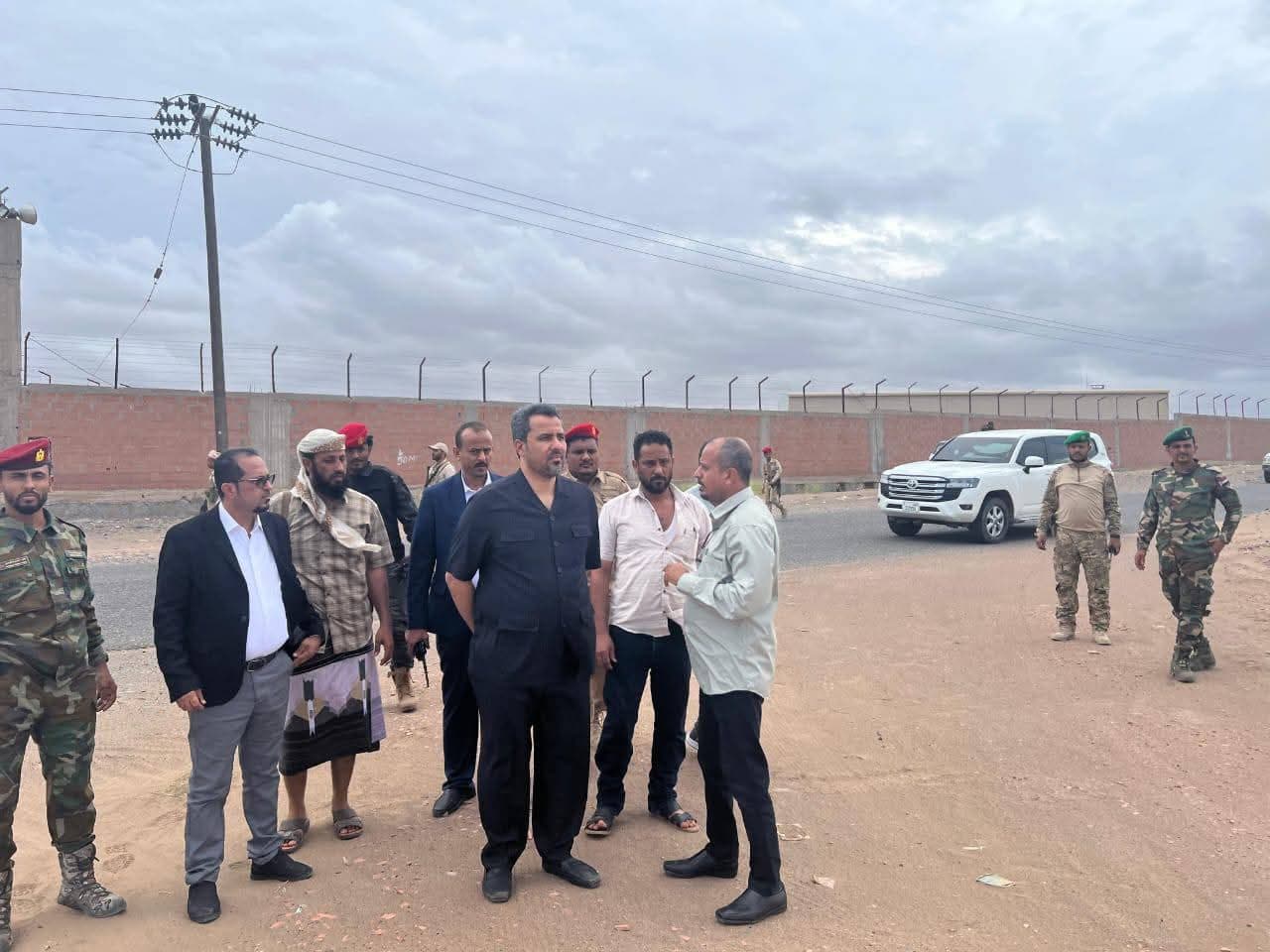 محافظ لحج الحالمي يوجه باستئناف عاجل لمشاريع المياه والصرف الصحي عقب اجتماع ميداني وتفقد حقل وادي خير