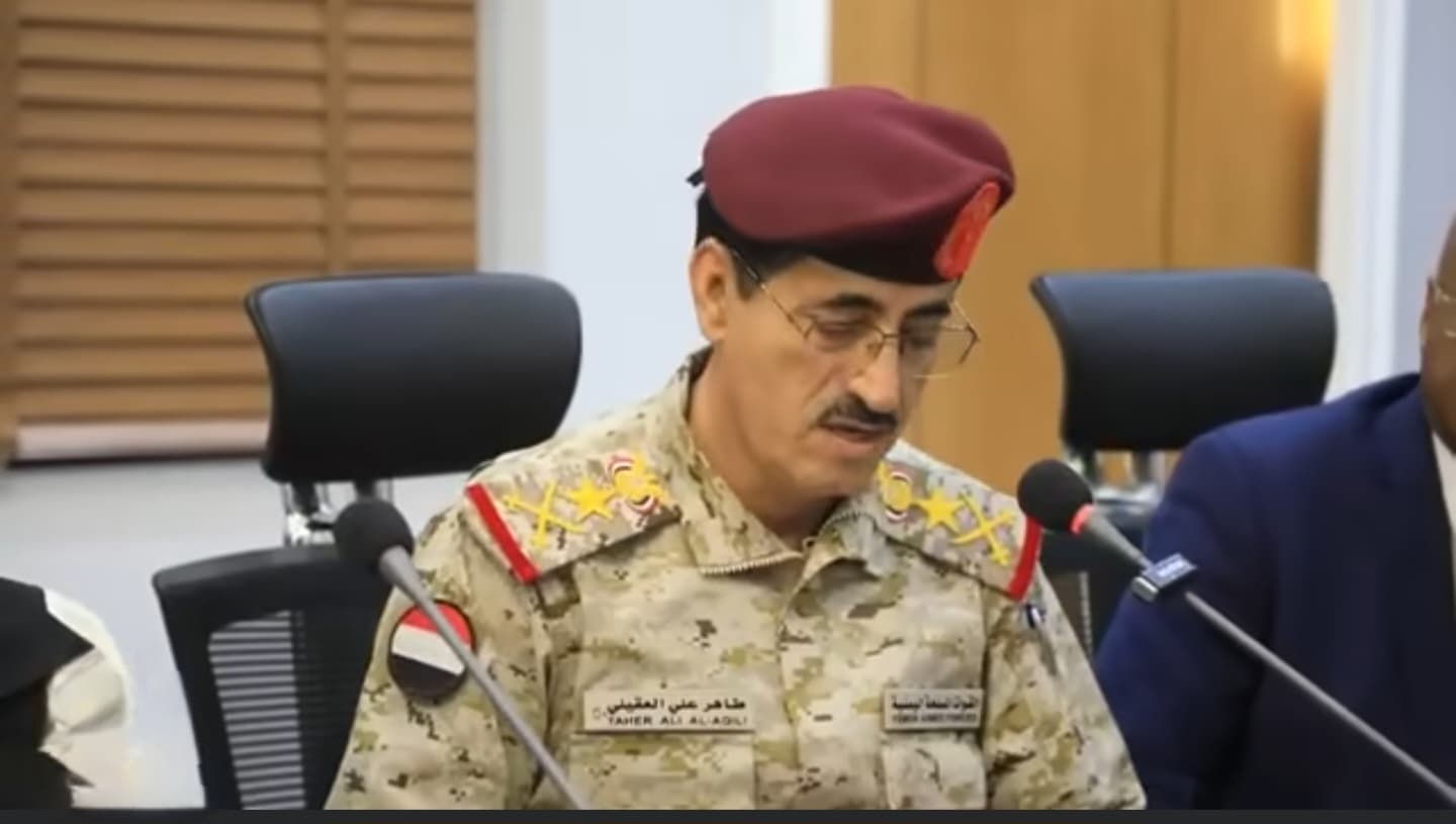 تصريحات لوزير الدفاع بالحكومة اليمنية تُشعل جدلاً واسعاً