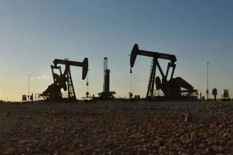 النفط يقفز 5.7% مع استمرار فرض إيران شروطها على مرور السفن من مضيق “هرمز”