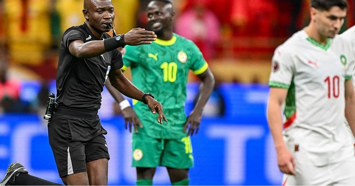 فيفا يطيح بحكم نهائي أمم أفريقيا ويستبعده من مونديال 2026