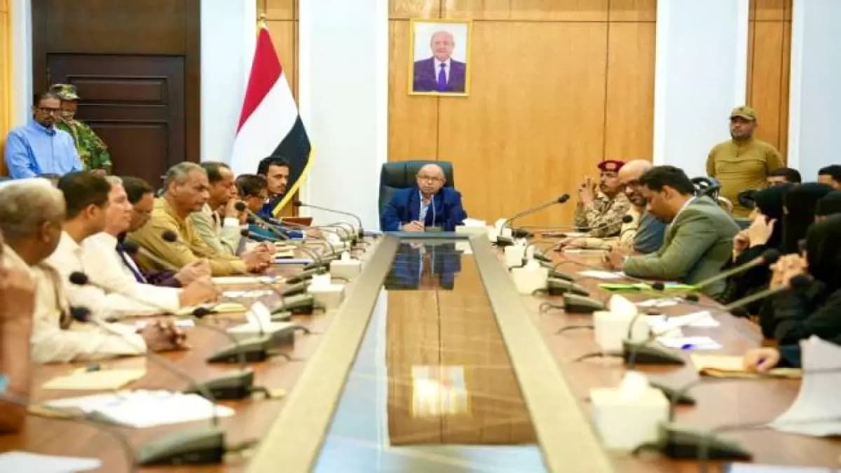 عاجل: محافظ حضرموت يشكل لجنة طوارئ للمواد الغذائية... هل تخشى السلطات من أزمة تموينية قادمة؟