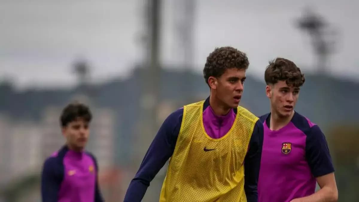 هل هذا الظهور لحمزة عبدالكريم مع برشلونة مجرد صدفة؟ الحقيقة في 3 أدلة رسمية تحكي قصة كسر قاعدة تاريخية.