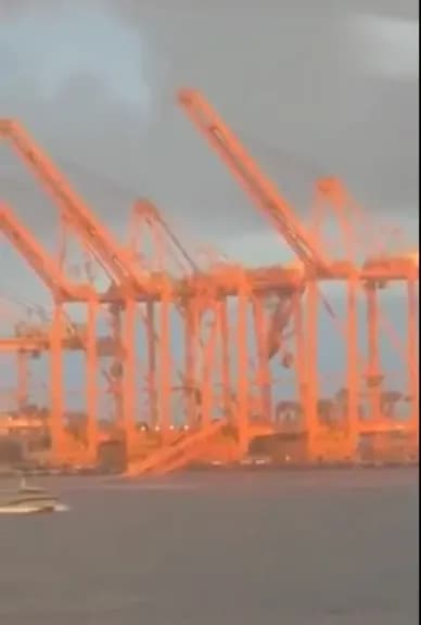 أضرار في ميناء صلالة العماني وإصابة عامل إثر هجوم جوي مباغت