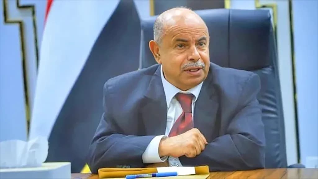 وصول محافظ حضرموت إلى المكلا قادماً من الرياض وتوجيهات مباشرة لضبط الأداء الحكومي