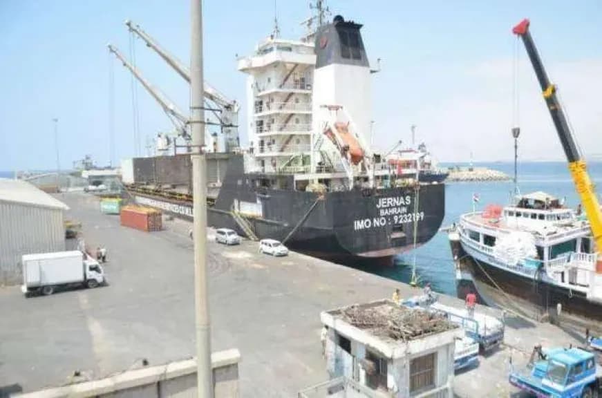 صحفي يفجر مفاجأة: إغلاق ميناء الشحر وتجميد 4500 سيارة بسبب ”ثغرة” خطيرة!