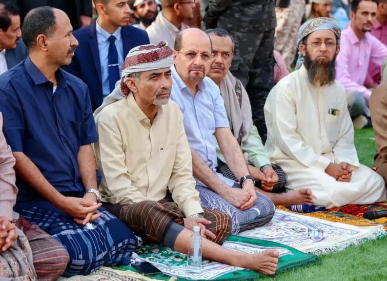 عضو مجلس القيادة الرئاسي ‘‘الصبيحي’’ يؤدي صلاة العيد برفقة ‘‘الزنداني’’ مع جموع المواطنين في عدن