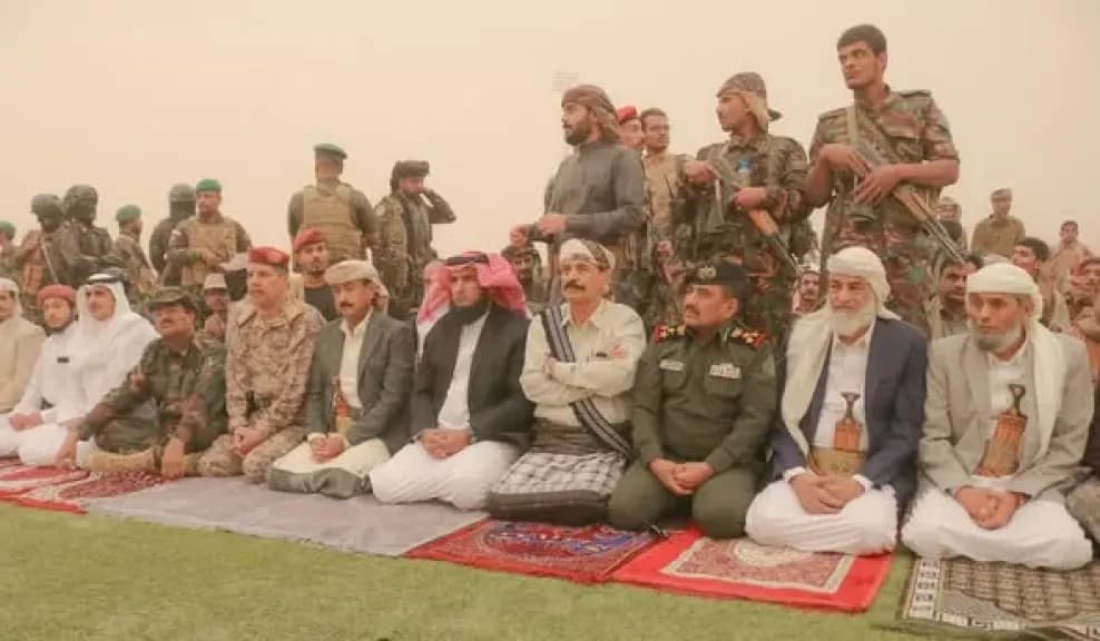 قائد قوات التحالف يؤدي صلاة العيد في مدينة عتق