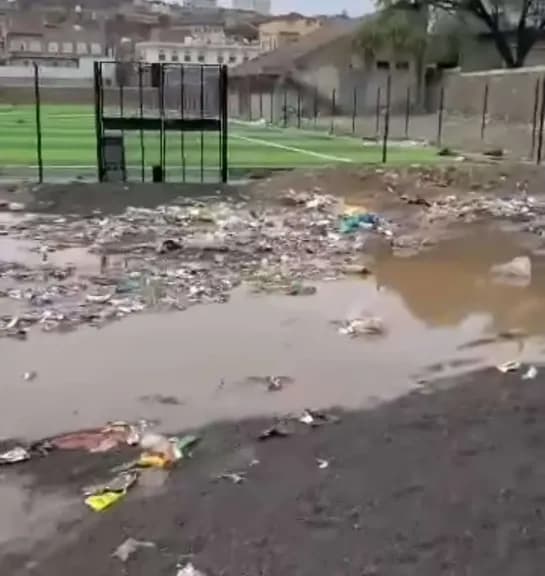 كارثة في الضالع.. ملعب رياضي يغرق في قاذورات وهدر للأموال