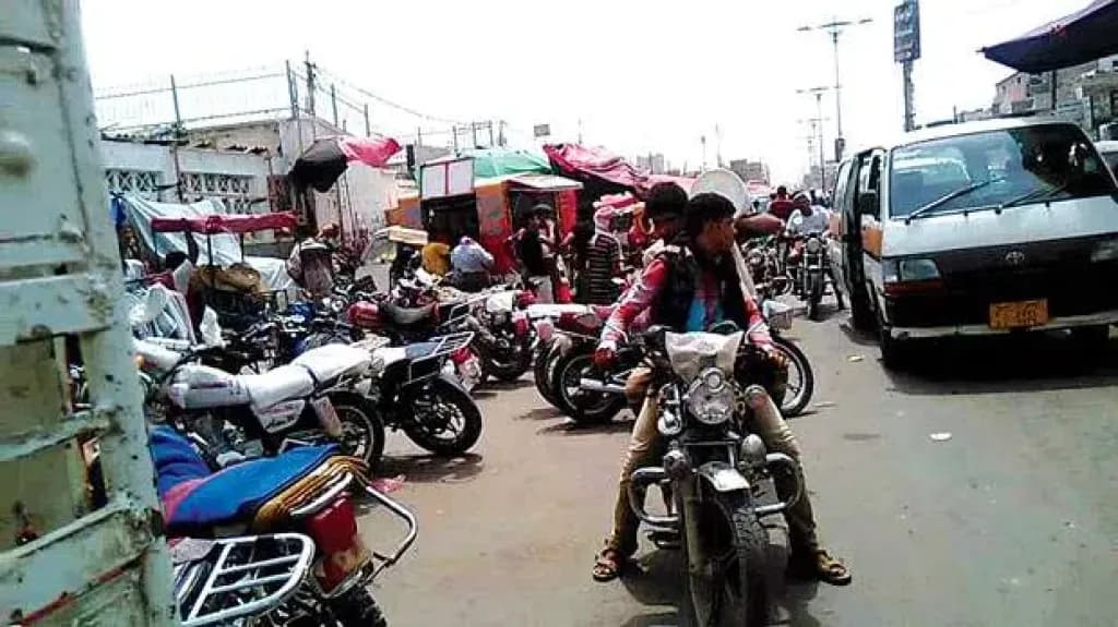 الأمن يضرب بيد من حديد! حملة ”تصفية” للدراجات المخالفة في عدن.. شاهد التفاصيل!