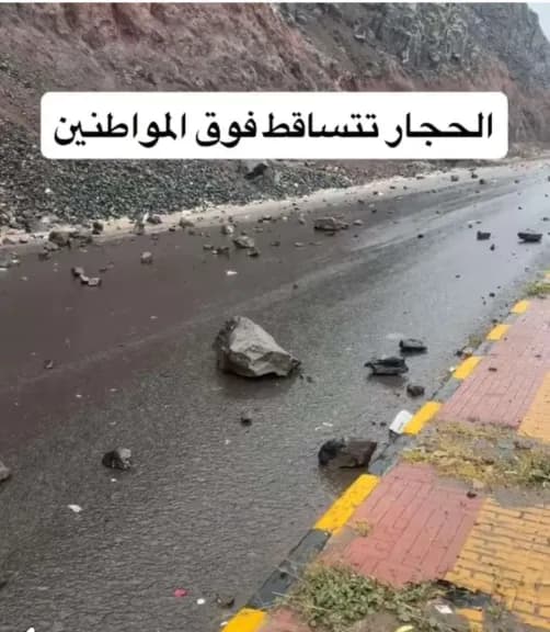 كارثة محدقة في صنعاء!! جبال العشاش تنهار والصخور تتساقط كالمطر!!
