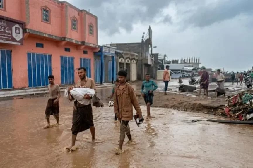 كارثة في ‘‘الساحل الغربي’’.. 14 وفاة في المخا وموزع ودمار هائل بسبب السيول