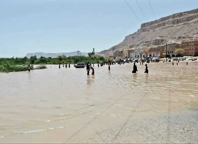 أول محافظة يمنية تعلن تعليق الدراسة في المدارس والجامعات بسبب الأمطار الغزيرة والسيول الجارفة