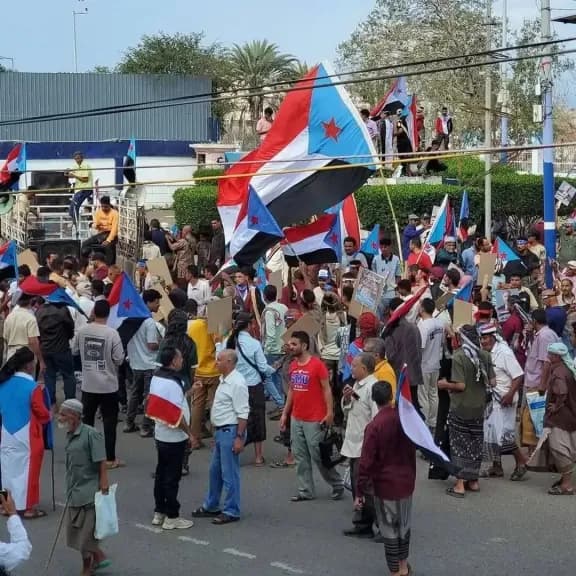 متظاهرون موالون للمجلس الانتقالي ي reopenedون مبنى الجمعية العمومية في عدن (صور)