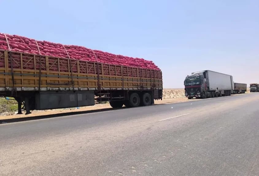 لليوم السادس.. مسلحون قبليون يواصلون احتجاز عشرات الشاحنات بحضرموت للمطالبة بتنفيذ ‘‘أوامر قضائية’’