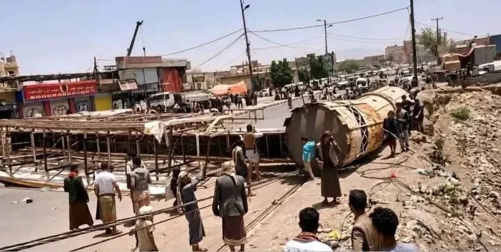 سقوط جسر مشاة على رؤوس المواطنين في أحد أسواق صنعاء