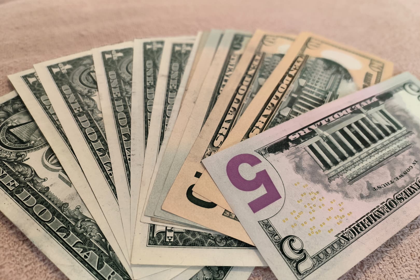 الدولار يتراجع من أعلى مستوى في أشهر