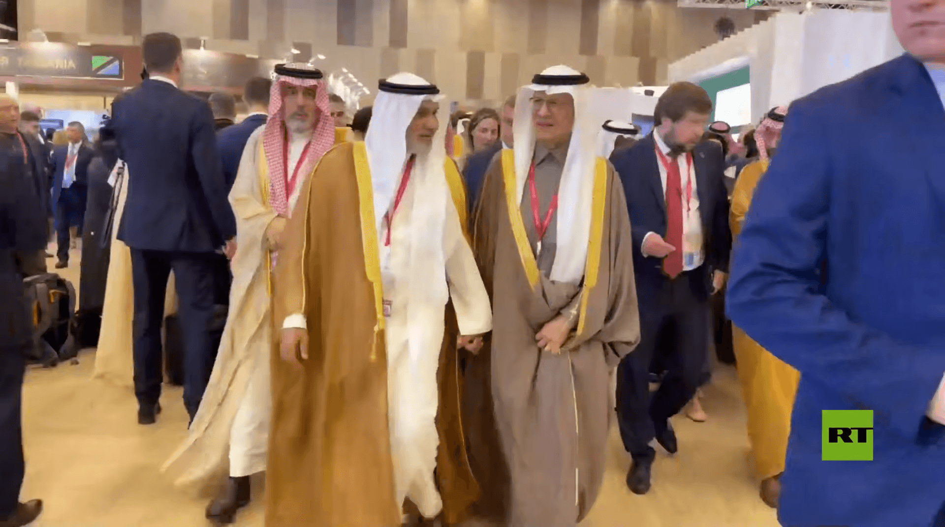 الأمير عبد العزيز بن سلمان يتجول بين أجنحة منتدى بطرسبورغ الاقتصادي