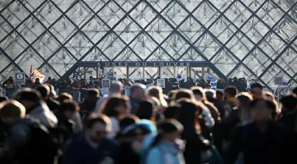 تصاعد العنف ومحاصرة متحف اللوفر خلال احتجاجات باريس