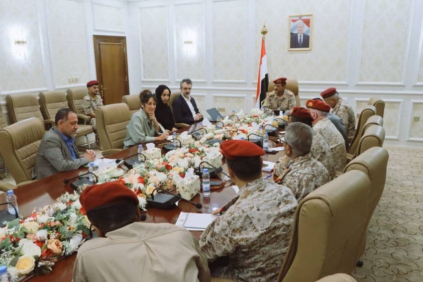 هيئة الأركان تستعرض مع خبراء دوليين تجنيد الأطفال والانتهاكات الحوثية في اليمن