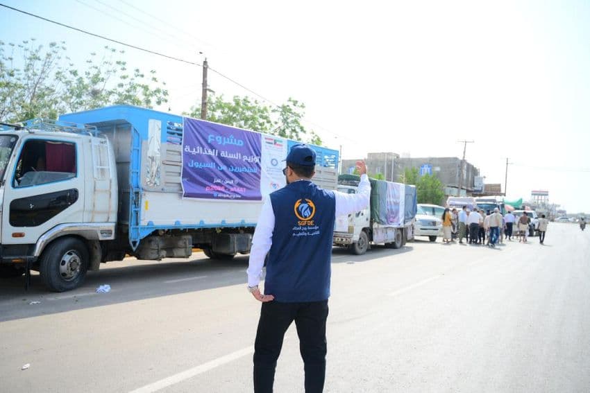 مساعدات كويتية عاجلة تصل المخا.. توزيع 400 سلة غذائية لدعم المتضررين من السيول