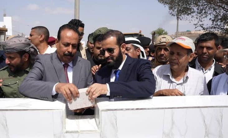 وضع حجر الأساس لمشروع تأهيل طريق جعار – باتيس وتحركات لمعالجة أضرار السيول في أبين