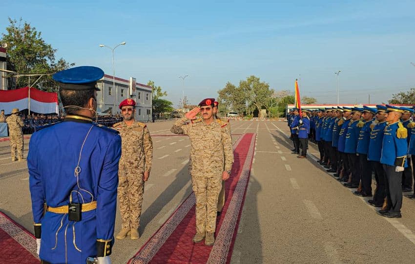وزير الدفاع يتفقد كلية الطيران بمأرب ويؤكد جاهزية القوات المسلحة لحسم المعركة