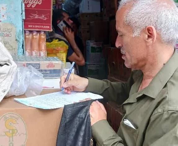 ضبط مخالفات تجارية وتموينية في أسواق تعز خلال حملة رقابية