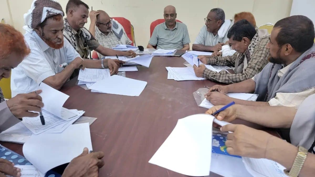 محلي المخا يناقش تأثير أزمة المشتقات النفطية على المياه والضحايا من السيول
