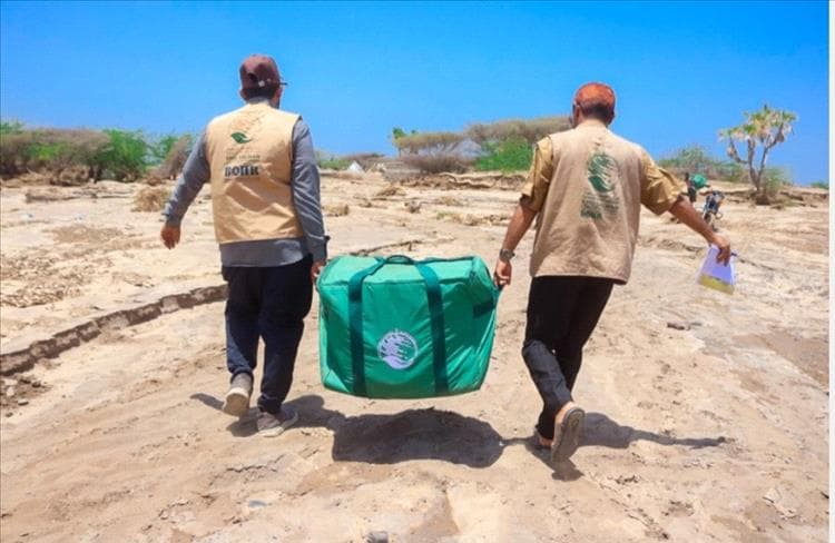مركز الملك سلمان يوزّع مساعدات إيوائية طارئة لمتضرري الأمطار والسيول في المخا