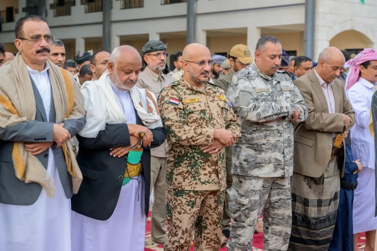 طارق صالح يؤدي صلاة عيد الفطر مع المواطنين في المخا