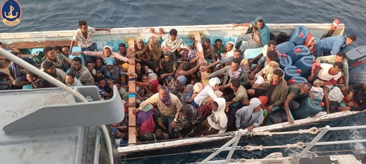خفر السواحل تعترض قارباً يحمل 120 مهاجراً غير شرعي وتوقف 3 مهربين