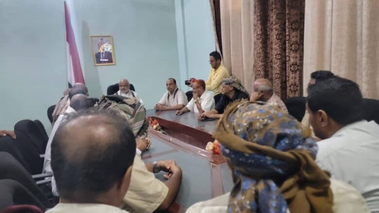 محافظ الحديدة يشارك في تظاهرة للمعارضة ضد إيران وداعمة للأشقاء