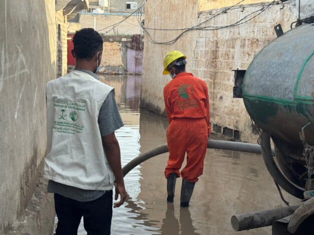 محافظ الحديدة يشيد بتدخلات مركز الملك سلمان لمواجهة أضرار الأمطار والسيول في الخوخة