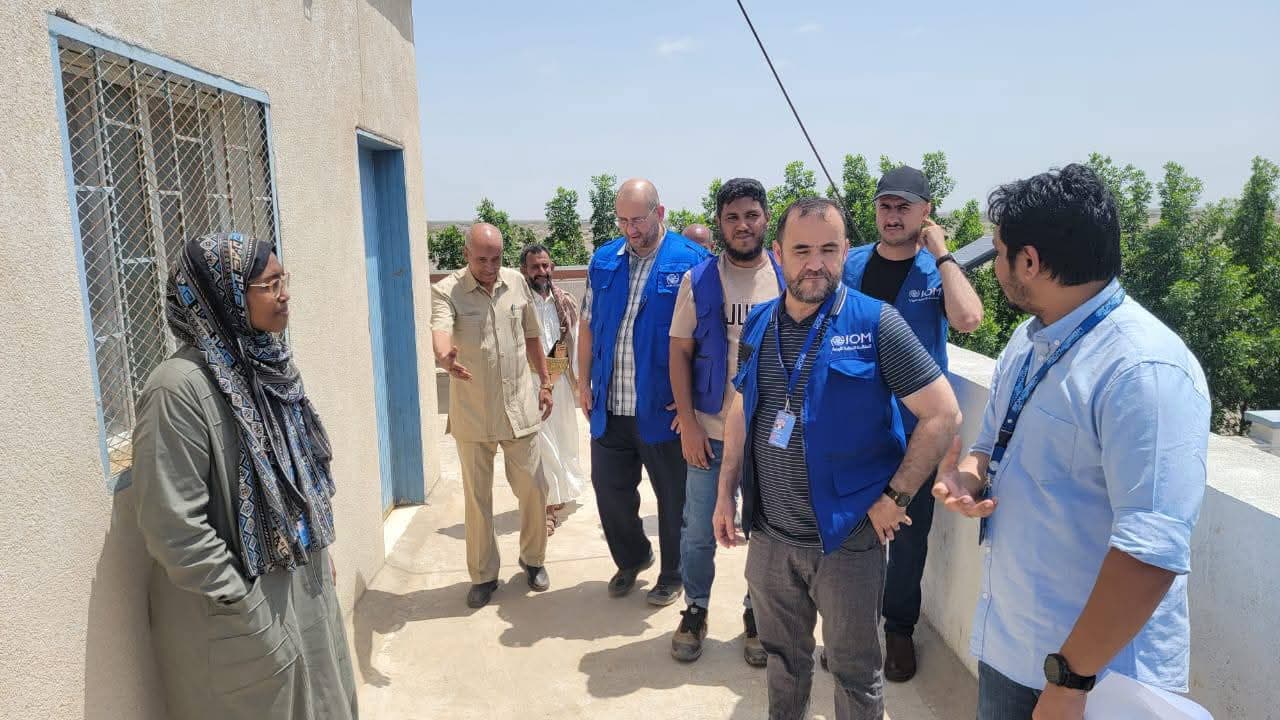 المخا.. مدير المديرية والمدير الإقليمي لمنظمة الهجرة يتفقدان مشروع مياه الطبيلية