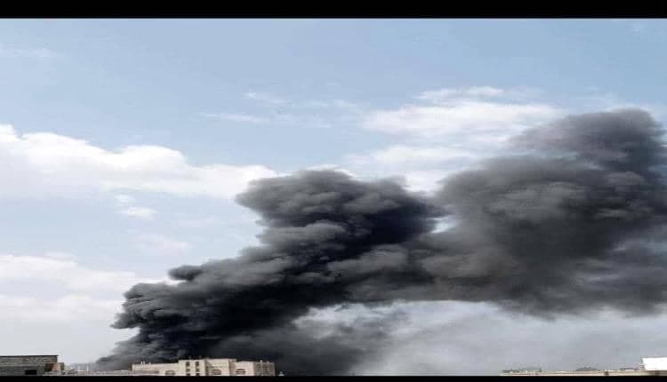قصف حوثي يشعل حريقاً واسعاً في مصنع للإسفنج غربي تعز