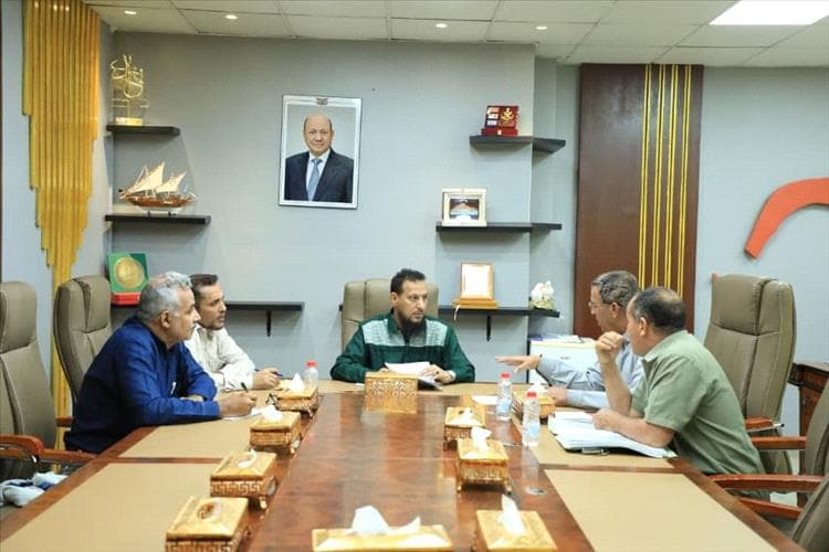 محافظ عدن يناقش خطة إنشاء المنطقة الصناعية في العلم لتعزيز الاستثمار والتنمية